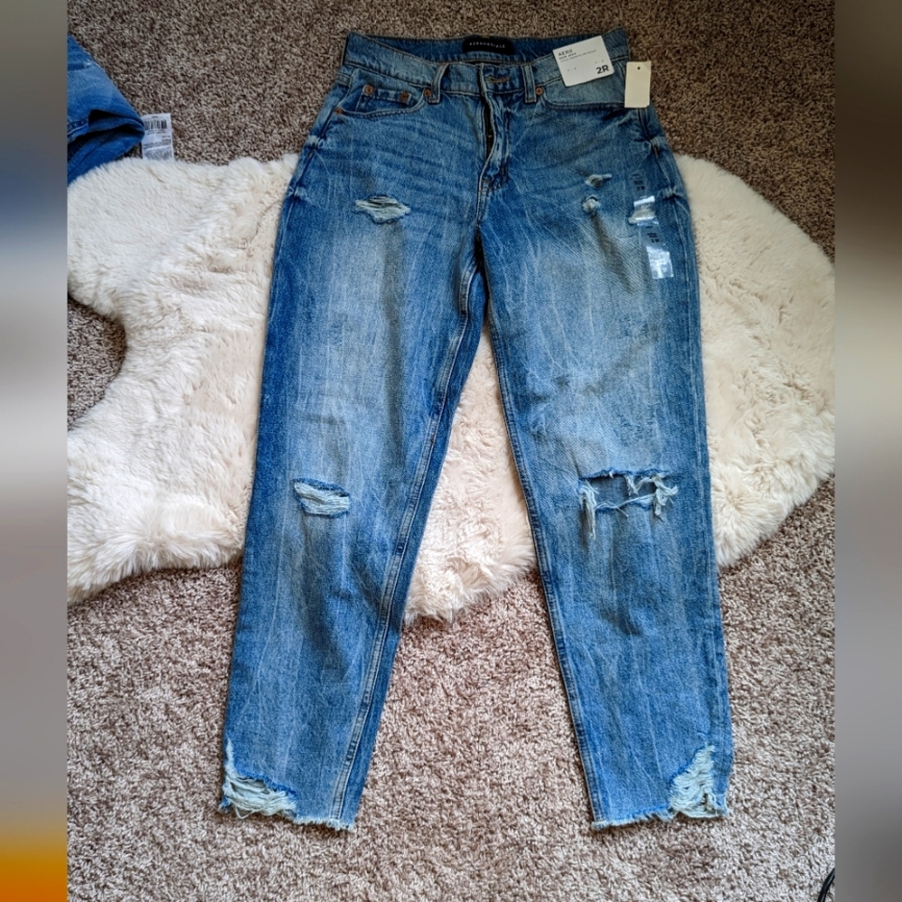Aero size 2 mom distressed jeans